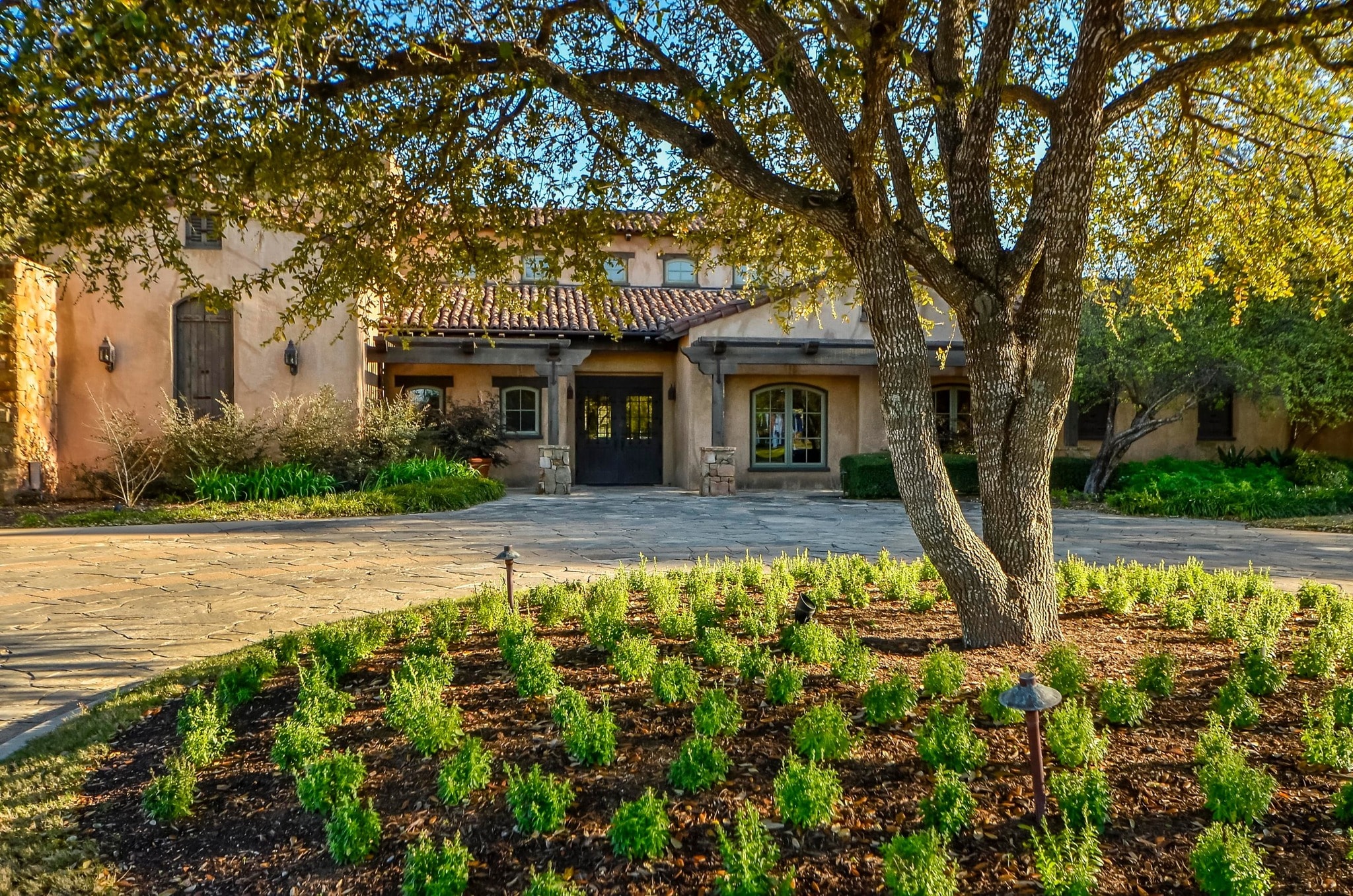 Cimarron Hills Club exterior courtyard with mature oak trees